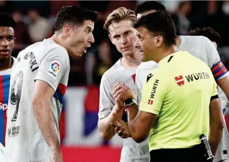  ?? EFE ?? Lewandowsk­i discute con el colegiado Gil Manzano durante el partido ante Osasuna en el que se produjo su polémica expulsión.