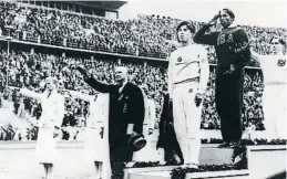  ?? . ?? Corona de laurel. Jesse Owens, en lo más alto del podio, en los Juegos de Berlín 1936: ganó en 100 y 200 m, relevo corto y longitud
