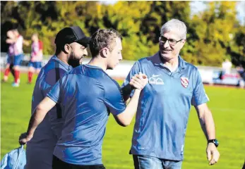  ??  ?? Aus berufliche­n Gründen hört Volkmar Hackbarth (re.) als Trainer des Fußball-Bezirkslig­isten TSG Ehingen auf. Vor einigen Jahren coachte Hackbarth Neufra/Do. in der Landesliga. SZ-FOTOS: MAS