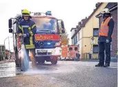  ?? FOTO: THEO TITZ ?? In Absprache mit dem Umweltamt und der NEW wurde die Fahrbahn von der Feuerwehr gereinigt.