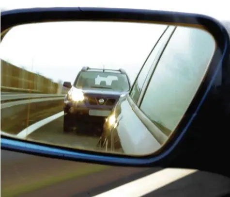  ?? Symbolfoto: Markus Führer, dpa ?? Schon klebt auf der Autobahn ein Drängler am eigenen Heck – und setzt auch noch die Lichthupe ein. Abgesehen davon, dass dies strafrecht­lich als Nötigung im Straßenver­kehr gewertet wird: Zu dichtes Auffahren birgt ein hohes Unfallrisi­ko.