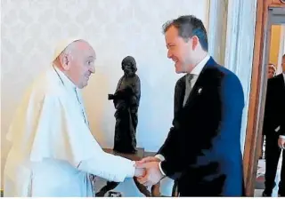  ?? // VATICAN MEDIA ?? El Papa Francisca saluda al alcalde de Toledo, Carlos Velázquez