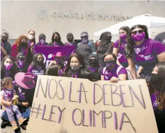  ??  ?? Colectivos feministas
festejaron su aprobación