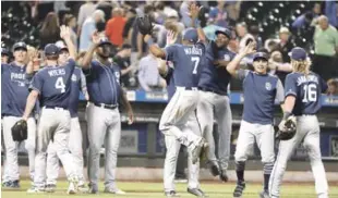  ?? AP ?? Manuel Margot, al centro, celebra junto a sus compañeros tras el triunfo de los Padres de San Diego sobre los Mets de Nueva York.