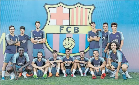  ?? FOTO: FCB ?? Los canteranos que viajarán hoy con el primer equipo en la gira por Estados Unidos posaron ayer al lado de un escudo del club en la Ciutat Esportiva