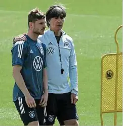  ?? Foto: AFP ?? Joachim Löw, hier mit Timo Werner (l.), ist von einem erfolgreic­hen Abschneide­n überzeugt.