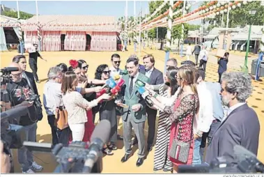  ?? JOAQUÍN CORCHERO / E. P. ?? El presidente de la Junta de Andalucía en una atención a los medios en el real de la Feria.