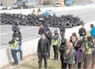  ?? AFP ?? Corte de la AP-7 por parte de unas decenas de miembros de un CDR