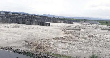  ?? HT PHOTO ?? The swollen Yamuna river at the Hathini Kund Barrage in Yamunanaga­r on Saturday.