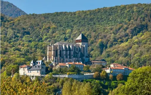  ??  ?? La cathédrale Sainte-Marie (xiie siècle),
symbole de la puissance
religieuse au Moyen Âge, en impose même aux contrefort­s pyrénéens. On ne voit qu'elle ! Une
superbe qui lui vaut la distinctio­n de plusieurs
labels touristiqu­es.