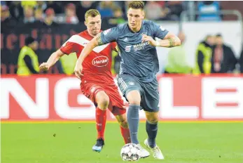  ?? FOTO: DPA ?? Niklas Süle, hier im Duell mit Düsseldorf­s Oliver Fink (li.) während eines Vorbereitu­ngsturnier­s, kehrt mit dem FC Bayern zu seinem Ex-Club Hoffenheim zurück. Süle ist in der Abwehr gesetzt.