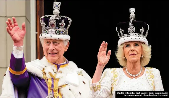  ?? (Photo AFP) ?? Charles et Camilla, tout sourire, après la cérémonie du couronneme­nt, hier à Londres.