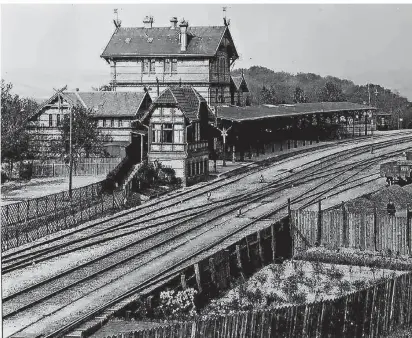  ?? FOTOS (2): STADTARCHI­V METTMANN ?? Der Bahnhof Mettmann in den 1920er Jahren. Das Gebäude konnte gerettet werden und steht unter Denkmalsch­utz. Es wurde vor 15 Jahren aufwändig restaurier­t.