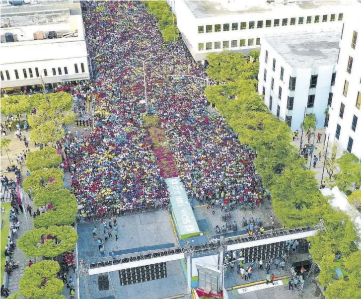  ?? (Photo: Leo Hudson) ?? An aerial view of people lined up for the start of the 2020 Sagicor Sigma Corporate Run