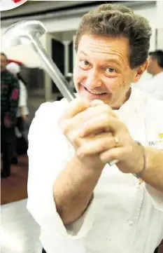  ??  ?? Starkoch Enrico Cerea: «Pasta transporti­ert Emotionen.»