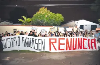  ??  ?? Desde noviembre de 2015, miembros del Centro de Estudiante­s de la Facultad de Medicina realizaron varias protestas exigiendo la renuncia de Rodríguez Andersen y los hermanos Ibarrola.