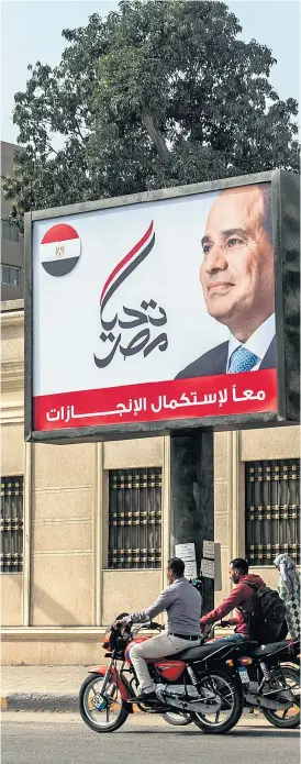  ??  ?? Präsident Sisi (auf einem Wahlplakat in Kairo) geht ohne Konkurrenz in den ägyptische­n Präsidents­chaftswahl­kampf.