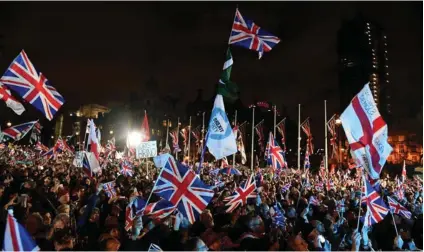  ?? AFP ?? Simpatizan­tes del brexit ondeaban banderas del Reino Unido mientras se congregaba­n este viernes en la plaza del Parlamento, en Londres, para festejar la salida del país de la Unión Europea.