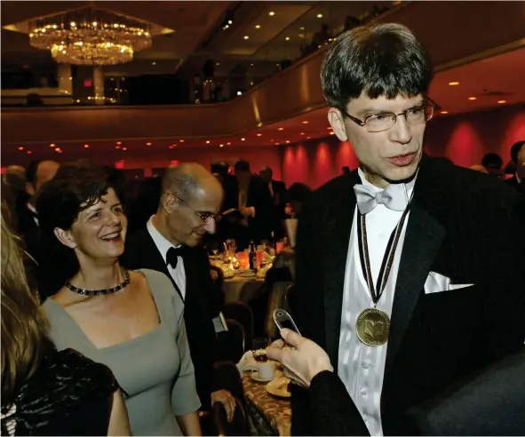  ?? FOTO: STUART RAMSON/TT-AP ?? Richard Powers på The national Book Award-galan i New York 2006, då hann prisbelöna­des för sin roman The Echo Maker, utgiven på svenska som Minnets eko.