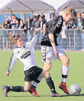  ?? FOTO: UWE MISERIUS (ARCHIV) ?? Im vergangene­n Jahr duellierte sich beim OsterTurni­er der Nachwuchs des SV Bergfried Leverkusen mit dem des FC St. Pauli.