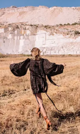  ??  ?? Nuria, en una cantera de piedra cerca de Lentina, con vestido de Loewe, botas de By Far y gafas de Sunday Somewhere. Dcha., con bikini de Pale Swimwear y otros detalles del viaje que Nuria y Coke también compartier­on en sus cuentas de Instagram,...