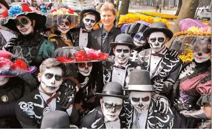  ??  ?? El secretario de Turismo federal, Enrique de la Madrid, acompañado de catrinas y calaveras.