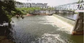  ?? PIC BY ROSDAN WAHID ?? The retention pond in Puchong where six fire and rescue personnel lost their lives on Wednesday.