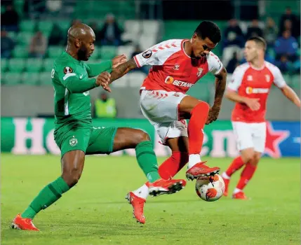  ?? ?? Galeno conduz um ataque do Sp. Braga durante o jogo de ontem em Razgrad, na Bulgária