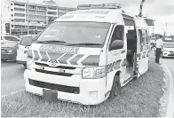  ??  ?? REMUK: Keadaan ambulans selepas dirempuh dalam kemalangan tersebut kelmarin.