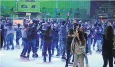  ?? RP-FOTO: KAISER ?? Heiße Rhythmen auf eiskaltem Boden begeistert­en die Besucher der „AbtauParty“in der Grefrather Eissportha­lle zum Saisonabsc­hluss.