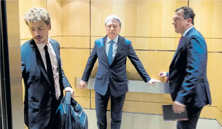  ?? AP ?? Auxilio financiero. El ministro de Economía, Nicolás Dujovne, ayer en el Fondo, escoltado a su izquierda por el representa­nte de la Argentina en el organismo, Gabriel Lopetegui.