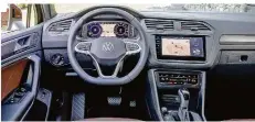  ??  ?? Im digitalen Cockpit des VW Tiguan gibt es nur noch wenige Schalter. Die Bedienung erfolgt per Fingertouc­h oder Sprachsteu­erung.