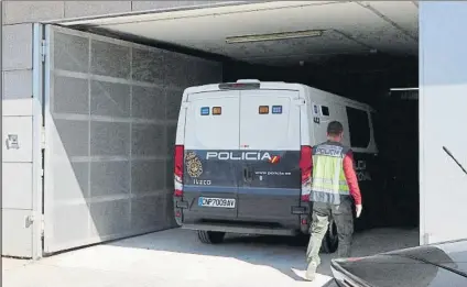 ?? FOTO: EFE ?? Un furgón policial con cinco de los detenidos en su llegada al Juzgado de Instrucció­n 1 de Zafra