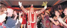  ?? FOTO: UWE MISERIUS ?? „Narren, hier komme ich, Euer Prinz HaJü, ich grüße Euch“: Seine Tollität wurde mit großem Jubel beim Fest in St. Maurinus empfangen.