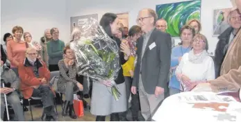  ?? FOTO: JUDITH GAUGGEL ?? Gerhard Schmieder überreicht Daniela Banzer einen Blumenstra­uß als Dankeschön.