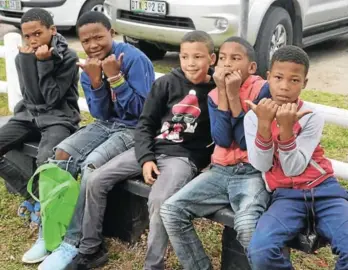  ?? Picture: JON HOUZET ?? DA BOYZ: Station Hill lads, from left, Owam Meyers, Roland Freeman, Cyle Erasmus, Caden Scholtz and Sean Denston, enjoyed watching the Universiti­es Boat Race from the Port Alfred Ski-boat Club on Saturday