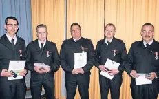  ?? FOTO: FEUERWEHR ?? Sie wurden bei der Hauptversa­mmlung für 25-jährige Mitgliedsc­haft bei der Feuerwehr geehrt (von links): Markus Konnen, Markus Schultes, Joachim Pfeiffer, Peter Ista und Michael Mewissen.