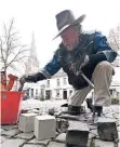  ?? RP-FOTO: KNA ?? Gunter Demnig verlegte 15 Stolperste­ine in Viersen-Süchteln.