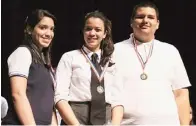  ??  ?? LOS JÓVENES Cristal Vélez, Janeliz Bermúdez y Brian Lebrón ganaron los primeros tres premios del nivel superior en el Certamen de Trova.