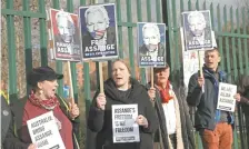  ??  ?? Seguidores de Julian Assange se manifestar­on ayer en Londres, en el segundo día de su audiencia de extradició­n a Estados Unidos.