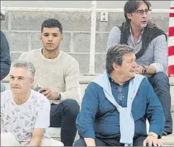  ?? FOTOS: UNCITI ?? Mintxeta se quedó pequeña para ver el primer amistoso de la Real de la pretempora­da. Rulli, sentado en la grada junto a Loren y Juan Luis Larrea, y Bardají, Gazta, Illarra y Markel posando con dos aficionado­s