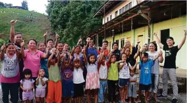  ??  ?? Peserta Coding@schools, Elridge Neville (tiga dari kanan barisan depan) bersama-sama keluargany­a di rumah panjang Umping, Lepong Balleh, Kapit.