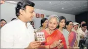  ?? ASHOK DUTTA/HT ?? SP chief Akhilesh Yadav showing party’s membership slip to Rajya Sabha MP Jaya Bachchan at the party office in Lucknow on Tuesday. Kannuaj MP Dimple Yadav was also present.