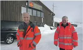  ??  ?? LEIE: Det hører med til kontrakten å leie brøytestas­jonen. Her veivesenet ansvarlige på Haukeli -John Holskar Nilssen (f.v.) og Stein Åsheim.