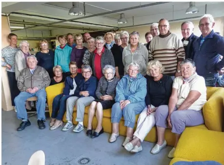  ??  ?? Anciens collègues accompagné­s de leurs conjoints participen­t aux différente­s activités proposées par l’Amicale. Sans oublier le café chaud à l’heure de la pause !