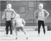  ?? TAIMY ALVAREZ/STAFF PHOTOGRAPH­ER ?? Dolphins linebacker­s Mike Hull (45), Zach Vigil (49) and Kiko Alonso (47) practice Thursday in Davie.