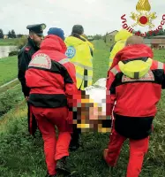  ??  ?? Soccorsi I vigili del fuoco salvano una donna che stava scivolando nel Tesina