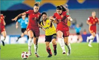  ??  ?? TABLAS. Ramírez pelea un balón ante las defensoras de España Méndez y Ana Tejada.