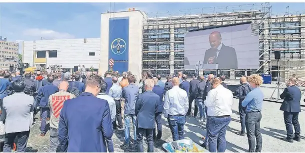  ?? FOTO: UWE MISERIUS ?? Bundeskanz­ler Olaf Scholz spricht beim Richtfest von Bayers Feststoff-arzneimitt­elprokutio­nsanlage Solida 1 im Chempark in Leverkusen.