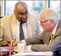  ?? Arkansas Democrat-Gazette/STATON BREIDENTHA­L ?? Independen­t Citizens Commission Chairman Larry Ross (left) and Vice Chairman Chuck Banks sign official documents Monday during a meeting in Cammack Village.